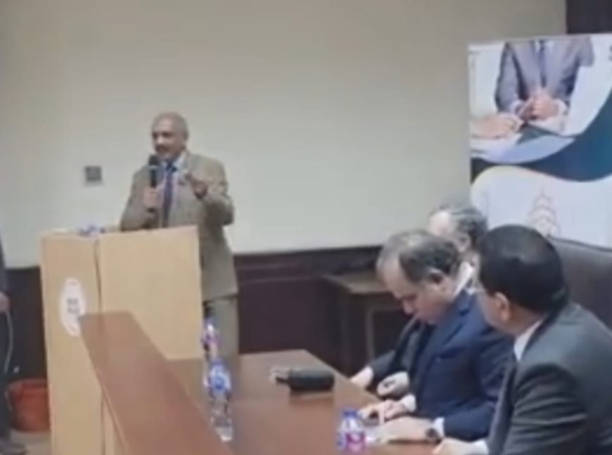 El Dr. Abdel-Radi Radwan, en el primer seminario de la Fundación Mensaje de Paz, que coincidió con la Feria Internacional del Libro de la Biblioteca de Alejandría: