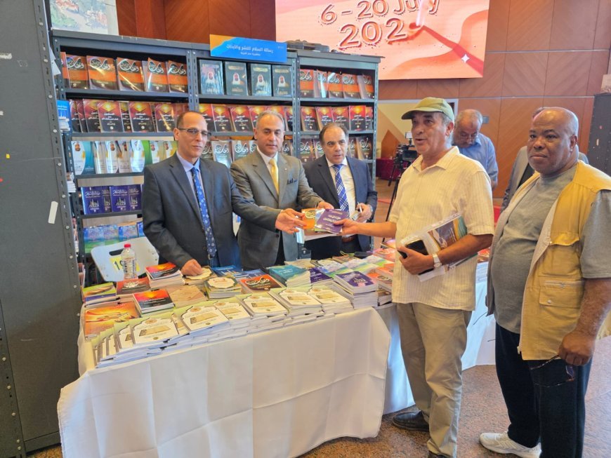 Profesor de Estudios Estratégicos de la Universidad de Bengasi visita el pabellón de la Fundación Mensaje Global de Paz en la Feria del Libro de Alejandría y elogia el pensamiento de Ali Muhammad Al-Shurafa Al-Hammadi