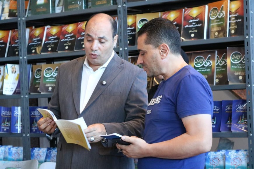 Mohamed Fathi El-Sherif obsequia las obras de Ali Mohamed El-Shorafa al director de la biblioteca "Tweety" en Alejandría, en el marco de la Feria Internacional del Libro de la Biblioteca de Alejandría