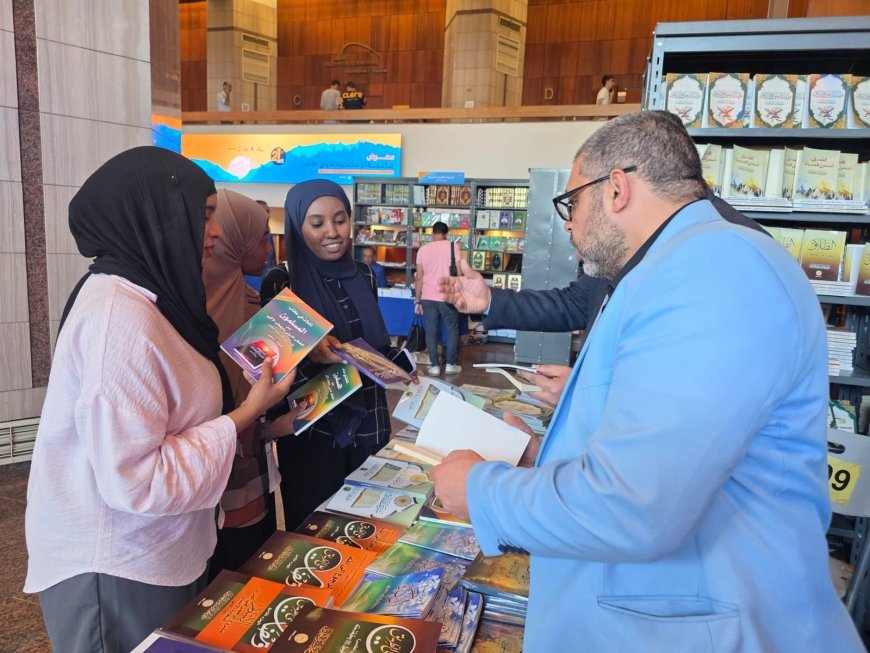 Una delegación de estudiantes sudanesas de Medicina de Alejandría visita el estand de la Fundación "Mensaje de Paz" en la Feria Internacional del Libro de Alejandría
