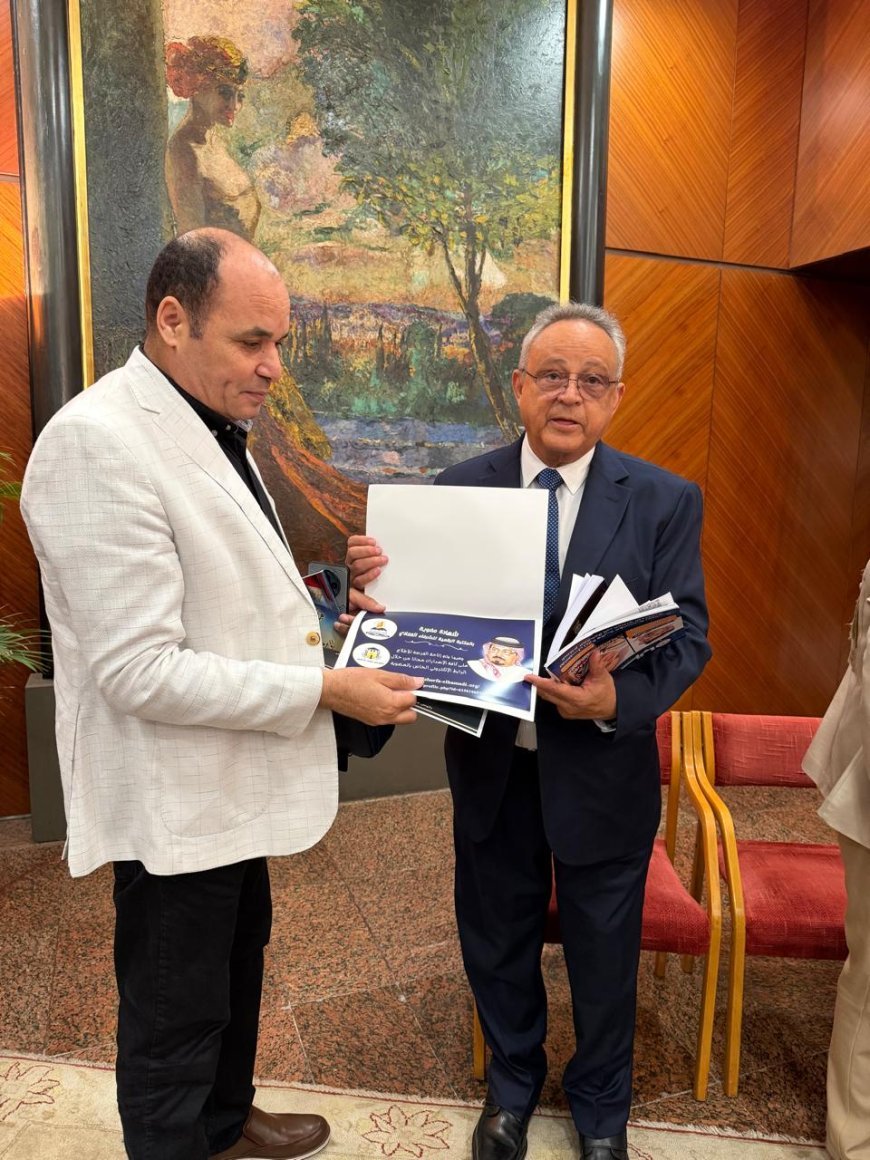 El director de la Biblioteca Digital de Al-Shurafa Al-Hammadi entrega un certificado de membresía al director de la Biblioteca de Alejandría