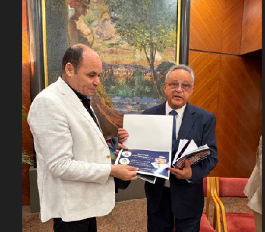 Mohamed Fathy Al-Sharif obsequia su nuevo libro Coexistencia a Ahmed Zayed en la Feria Internacional del Libro de la Biblioteca de Alejandría
