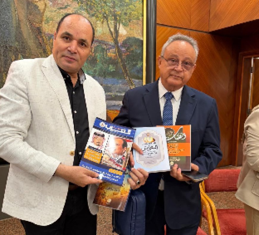 Ahmed Zayed recibe el libro Destellos en el camino de Al-Shurafa Al-Hammadi en la Feria Internacional del Libro de la Biblioteca de Alejandría