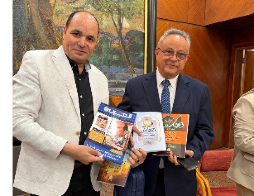 Obsequio al director de la Biblioteca de Alejandría de varios ejemplares de la revista Al-Arab en sus ediciones árabe e internacional