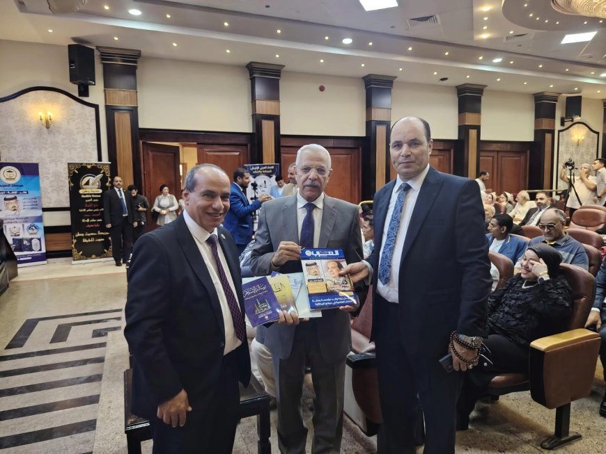 El exministro de Educación Gamal El-Arabi recibe ejemplares de la revista "Al-Arab" y el libro "Glimpses on the Way"