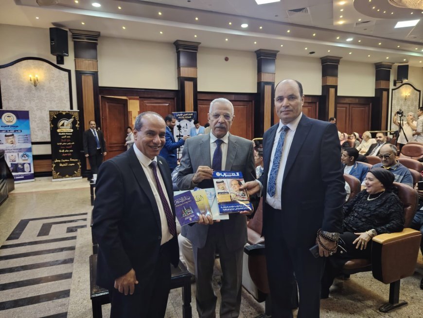 El exministro de Educación Gamal El-Arabi recibe ejemplares de la revista "Al-Arab" y el libro "Glimpses on the Way"