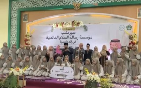 Con fotos y video... Emotivo homenaje al pensador Ali Muhammad Al-Shurafa Al-Hammadi organizado por el Instituto Islámico Miftah Al-Ulum Al-Yasini en Indonesia En reconocimiento a su apoyo continuo a los estudiantes del Corán y la lengua árabe.