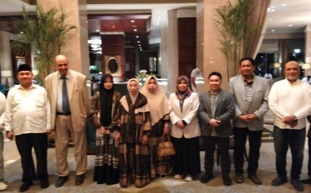 El presidente del Consejo de Administración de la Fundación Mensaje de la Paz despide a la delegación indonesia y condecora al agregado cultural
