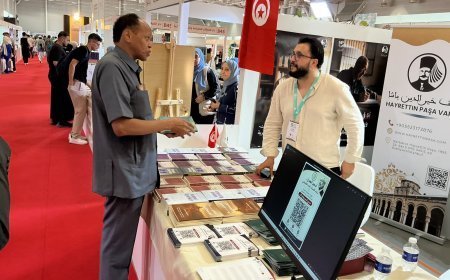 "Mensaje de Paz" distribuye las publicaciones de Ali Al-Shurafa entre los editores en la Feria de Estambul |