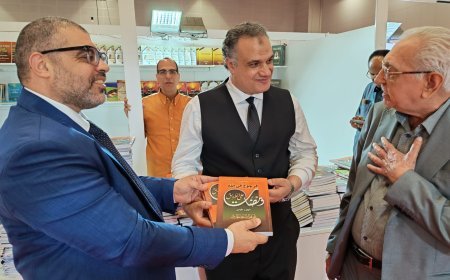 Un poeta iraquí, huésped del pabellón de Mensaje de Paz en la Feria del Libro de Estambul |