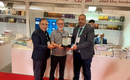 Tras una visita oficial al stand de "Mensaje de Paz"... Homenaje al consejero de la Embajada Turca en Trípoli |