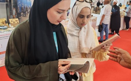 Una visita destacada sacude el ambiente de la feria: una delegación de estudiantes de la Universidad de Estambul visita el pabellón "Mensaje de Paz" y adquiere sus publicaciones
