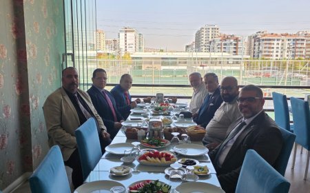 La «Mensaje de Paz Mundial» continúa sus giras en Konya con un nuevo encuentro con un grupo de empresarios turcos