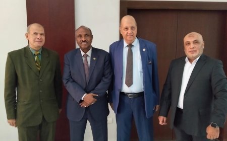 Una delegación de la Fundación Mensaje de la Paz Mundial se reúne con el embajador de Yibuti en El Cairo para revisar los objetivos de la fundación y las visiones de su fundador, el pensador Ali Al-Shurafa.