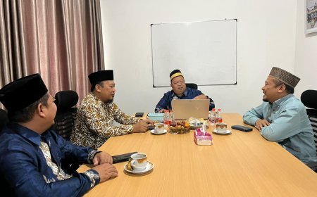Reunión preparatoria en Indonesia para organizar una conferencia sobre el pensamiento del pensador árabe Ali Al-Shurafa, en coordinación con graduados de Al-Azhar Al-Sharif en Sumatra y con la participación de profesores de Exégesis y Ciencias del Corán de universidades de Lampung