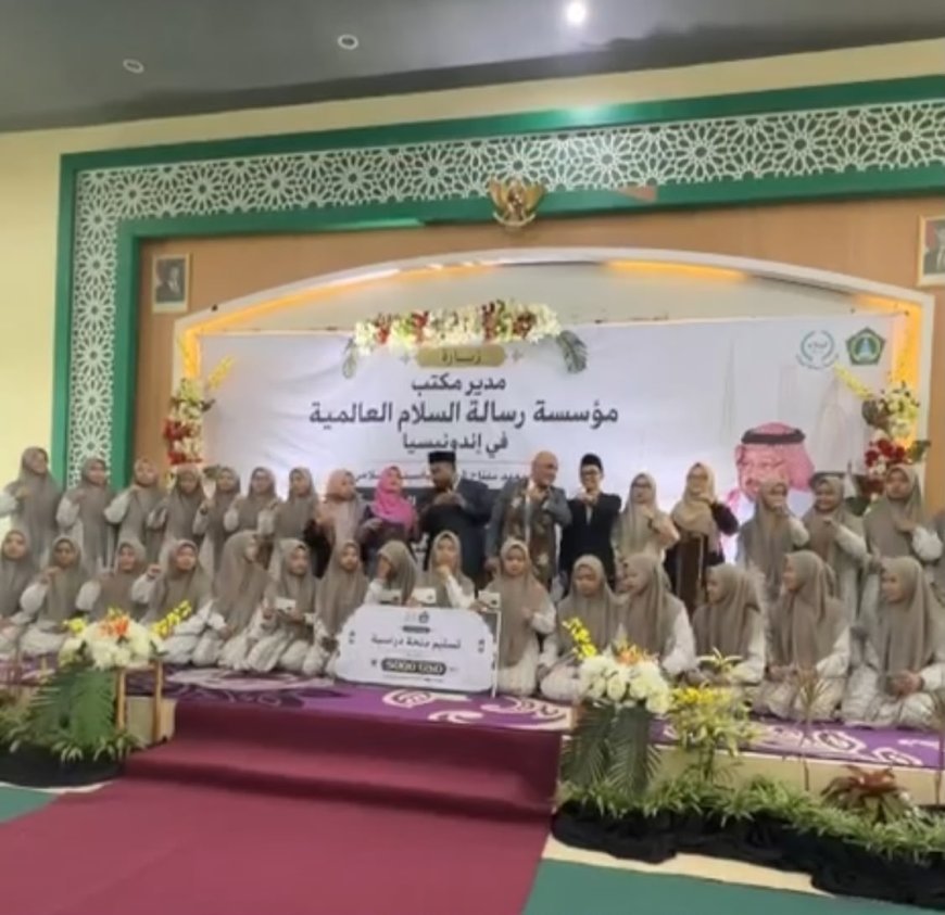 Con fotos y video... Emotivo homenaje al pensador Ali Muhammad Al-Shurafa Al-Hammadi organizado por el Instituto Islámico Miftah Al-Ulum Al-Yasini en Indonesia En reconocimiento a su apoyo continuo a los estudiantes del Corán y la lengua árabe.