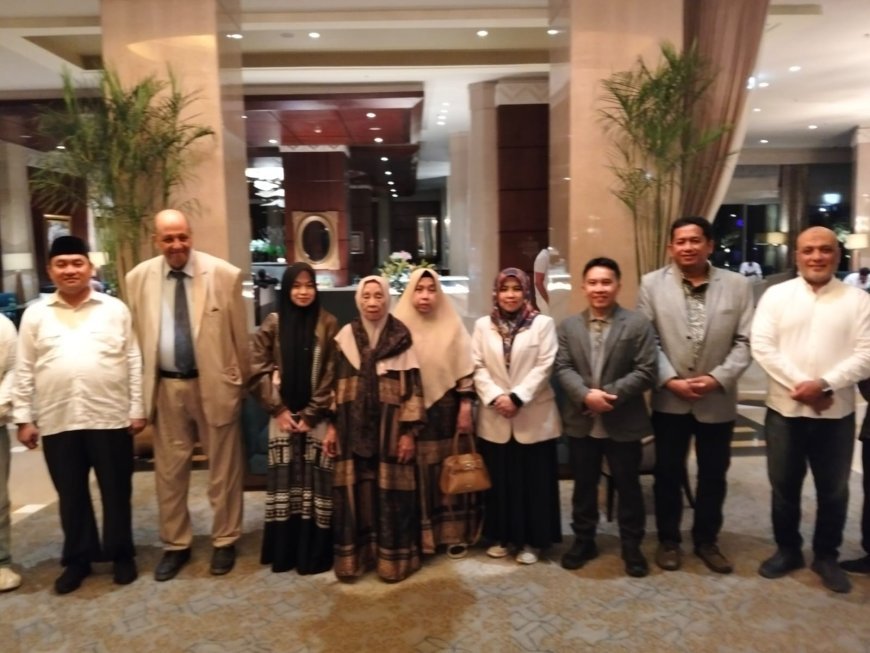 El presidente del Consejo de Administración de la Fundación Mensaje de la Paz despide a la delegación indonesia y condecora al agregado cultural