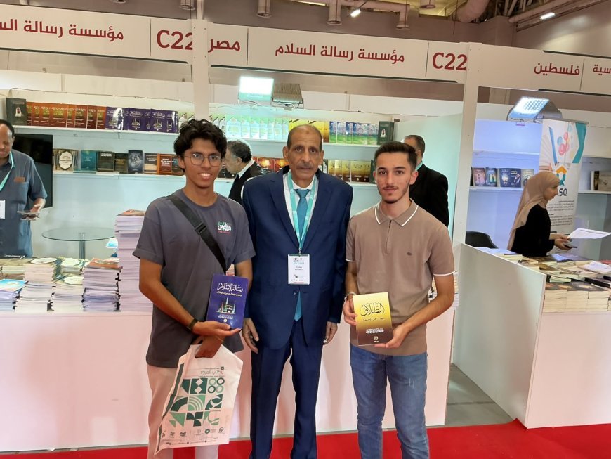 Jóvenes sirios en el stand de "Mensaje de la Paz" en la Feria Internacional del Libro de Estambul: «Queremos una paz que abarque al mundo» | Fotos