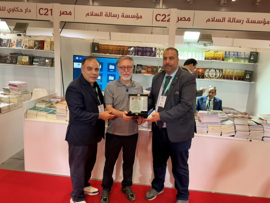 Tras una visita oficial al stand de "Mensaje de Paz"... Homenaje al consejero de la Embajada Turca en Trípoli |