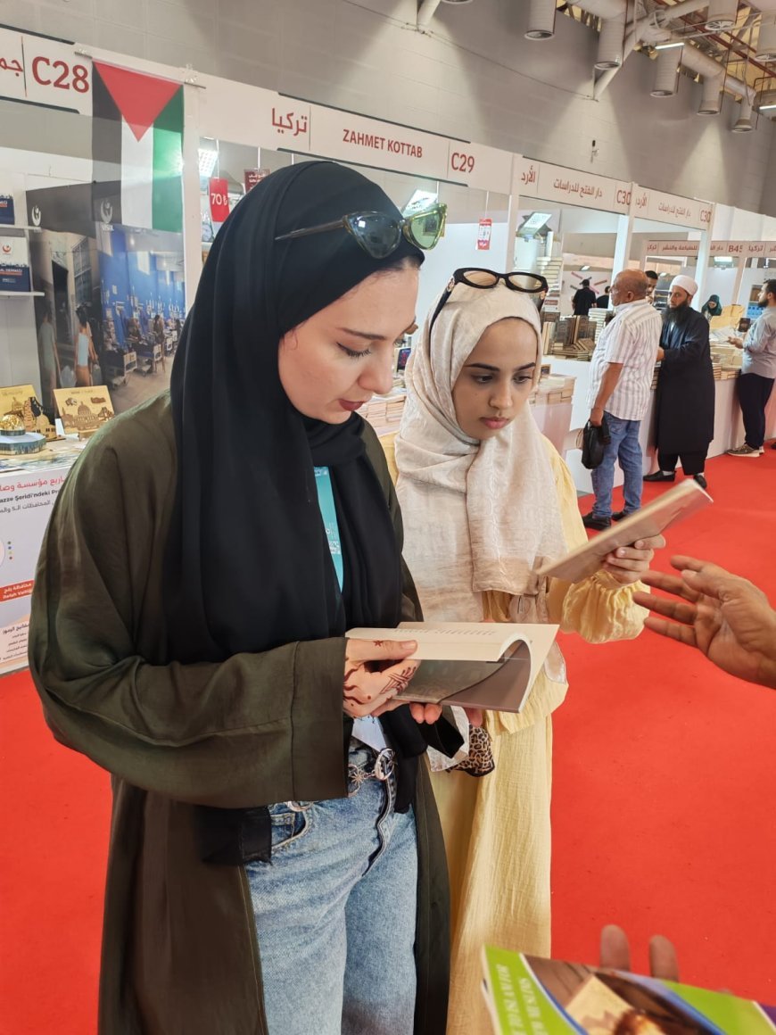 Una visita destacada sacude el ambiente de la feria: una delegación de estudiantes de la Universidad de Estambul visita el pabellón "Mensaje de Paz" y adquiere sus publicaciones