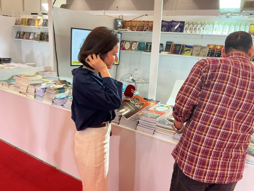 El stand de "Mensaje de Paz" bajo la mirada de los medios turcos: capta el interés de canales y sitios web
