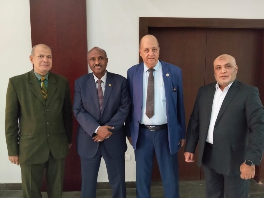 Una delegación de la Fundación Mensaje de la Paz Mundial se reúne con el embajador de Yibuti en El Cairo para revisar los objetivos de la fundación y las visiones de su fundador, el pensador Ali Al-Shurafa.