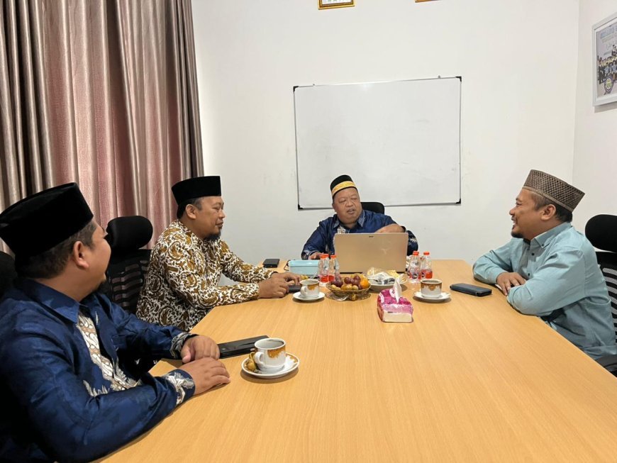 Reunión preparatoria en Indonesia para organizar una conferencia sobre el pensamiento del pensador árabe Ali Al-Shurafa, en coordinación con graduados de Al-Azhar Al-Sharif en Sumatra y con la participación de profesores de Exégesis y Ciencias del Corán de universidades de Lampung