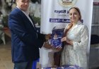 La Casa Editorial Centro Árabe y la Biblioteca Digital reciben a Huda Al-Wardani en la Feria de Al-Tarsana y le obsequian el libro «La paz crea la coexistencia»