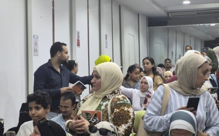 Durante el seminario «Tu escuela es tu vida» en Alejandría: Gran concurrencia para obtener copias de la novena parte de «Destellos en el camino» del pensador Ali Muhammad Al-Shorafa Al-Hammadi.