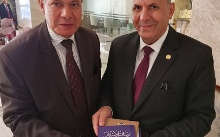 El Dr. Abdel Razek Shoaib, expresidente de la Autoridad de Litigios del Estado, elogia las obras del pensador árabe Ali Mohamed Al-Shorafa Al-Hammadi