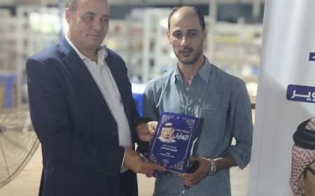 Jamal Ashour explora las publicaciones del Centro Arab en la Feria de Al-Tarsana y elogia el libro «La paz crea la convivencia»