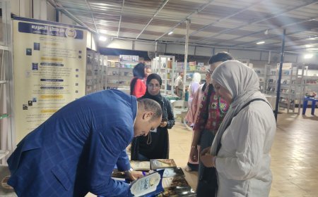 El libro «La paz crea la convivencia» acapara las miradas en la Feria del Libro del Club Al-Tersana