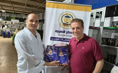 El fotógrafo Mohamed Abdullah visita la Feria del Libro de Al-Tarsana y Al-Sherif le obsequia el libro «Convivencia» publicado por Dar Markaz Al-Arab y la Biblioteca Digital