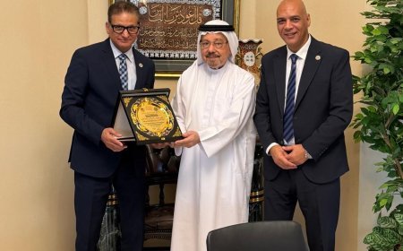 La Unión Mundial de Ciudadanos Egipcios en el Extranjero honra al pensador árabe Ali Mohamed Al-Shorafa con el Escudo de Lealtad y Aprecio.