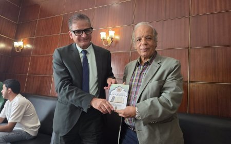Bahgat El-Obeidy obsequia al cirujano egipcio de renombre internacional, Dr. Gamal Mustafa Said, las obras del pensador Ali Al-Shorafa Al-Hammadi y lo invita a visitar la sede de la Fundación en Austria