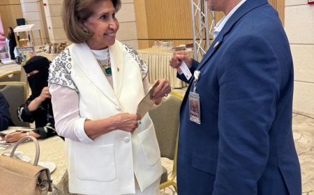 El director de la oficina de España de la Fundación Mensaje de Paz obsequia a Su Alteza la Sheikha Maryam bint Hamad Al Khalifa los libros de Ali Mohamed Al-Shorafa y repasa el plan de trabajo de la fundación