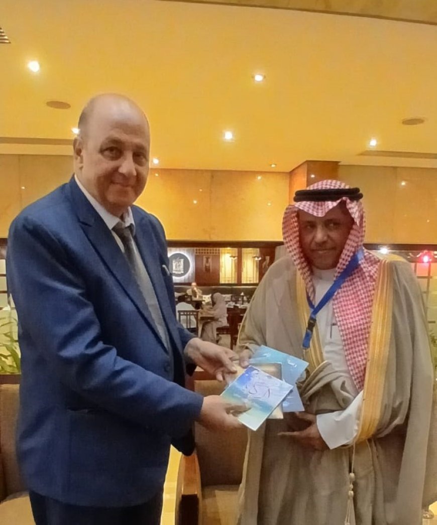 La Fundación Mensaje de Paz Mundial obsequia al consultor legal saudí Saeed Al-Hajri con varias obras del pensador árabe Ali Al-Shorafa