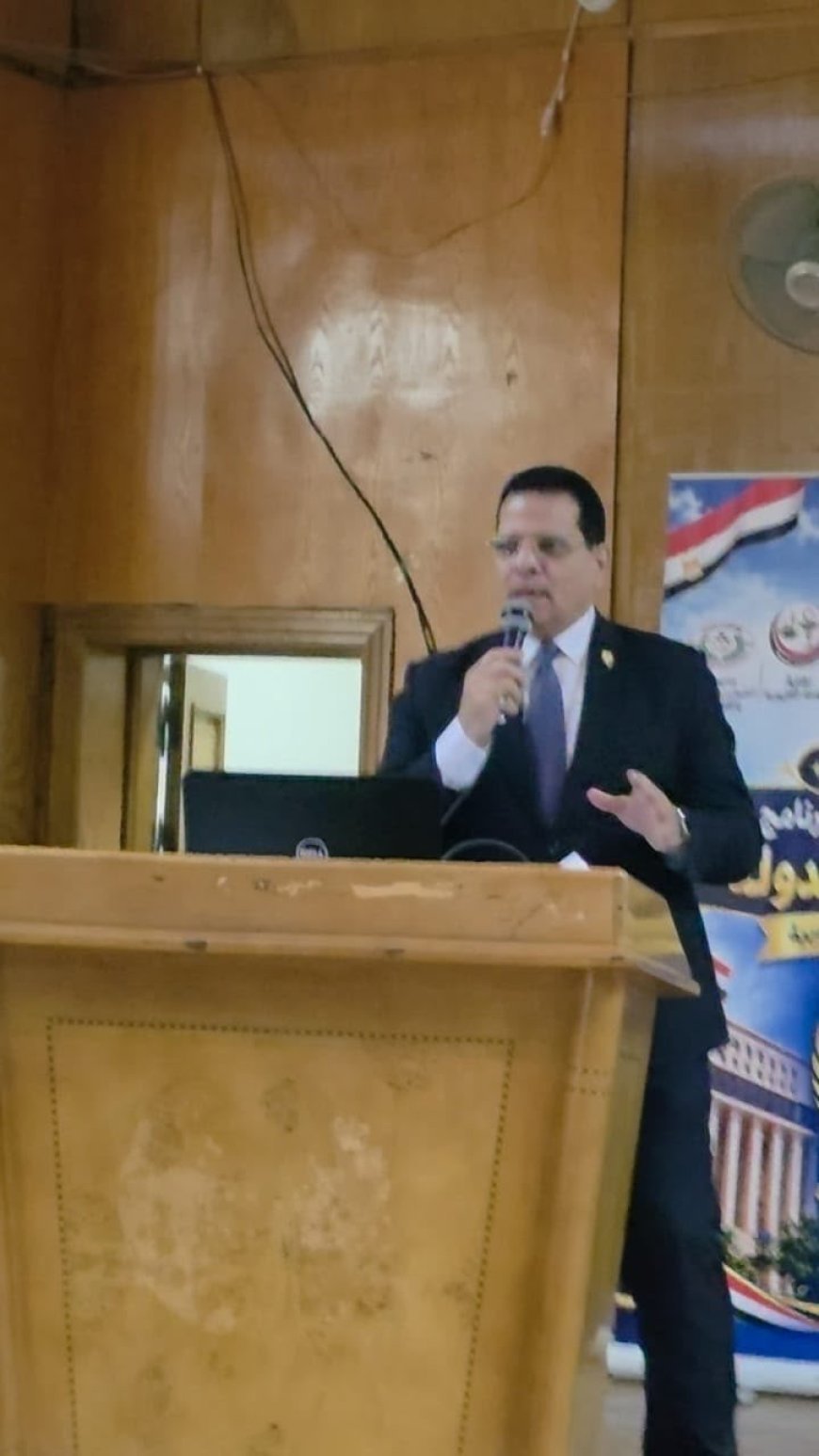 El Dr. Ahmed El-Sherif ante los jóvenes del modelo "El Hombre de Estado": La economía consciente es la primera línea de defensa de los recursos de las naciones.