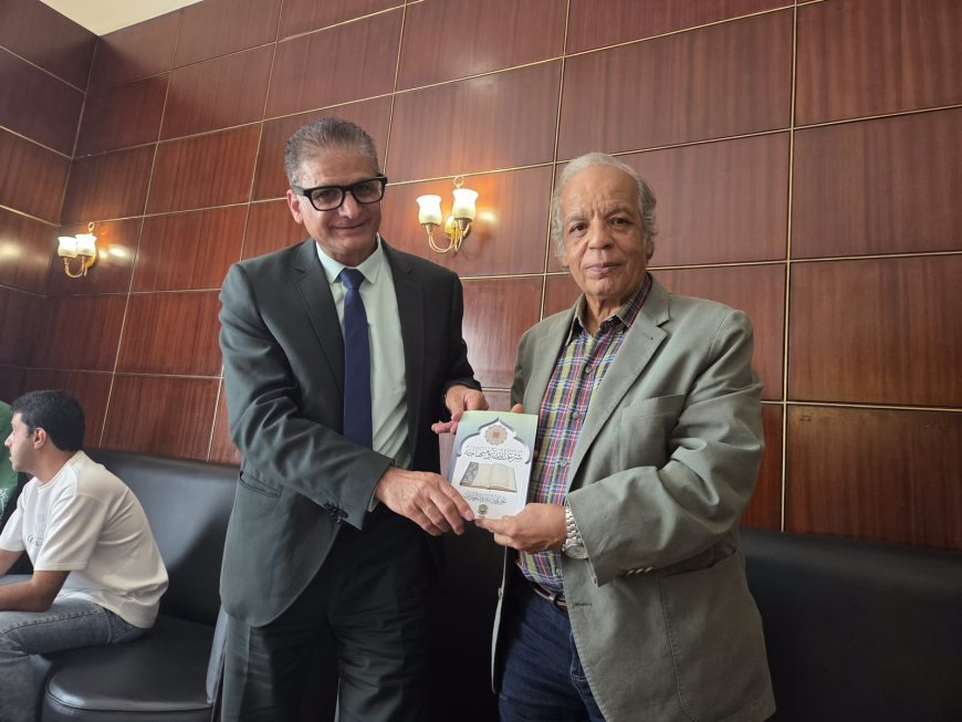 Bahgat El-Obeidy obsequia al cirujano egipcio de renombre internacional, Dr. Gamal Mustafa Said, las obras del pensador Ali Al-Shorafa Al-Hammadi y lo invita a visitar la sede de la Fundación en Austria