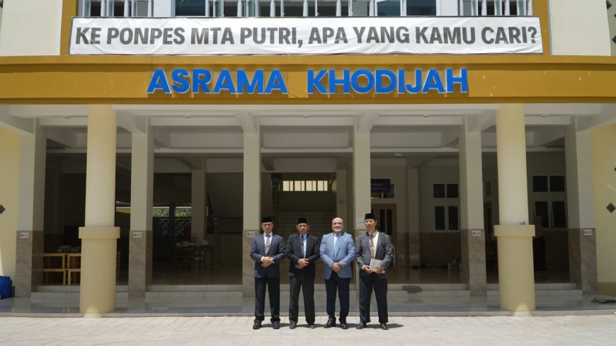 En la cima del monte Lawu, a 3.250 metros de altitud: El pensamiento de Ali Mohamed Al-Shorafa Al-Hammadi recibe un gran reconocimiento en el centro de interpretación del Corán más grande de Java Central