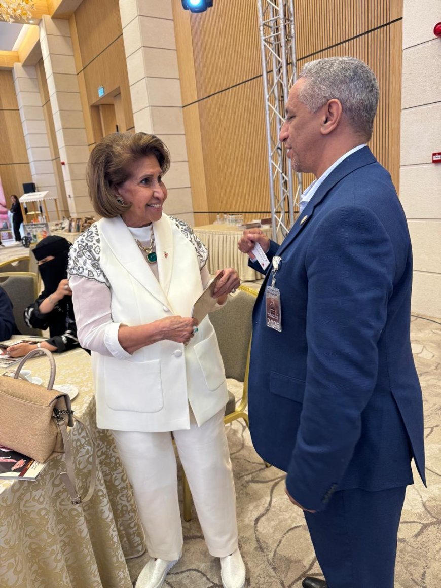 El director de la oficina de España de la Fundación Mensaje de Paz obsequia a Su Alteza la Sheikha Maryam bint Hamad Al Khalifa los libros de Ali Mohamed Al-Shorafa y repasa el plan de trabajo de la fundación