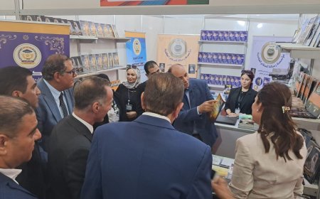 "El pabellón de la Fundación Mensaje de la Paz Mundial recibe a líderes ejecutivos y figuras públicas en la inauguración de la Feria del Libro de Sheikh Zayed y les obsequia varias publicaciones de la fundación."