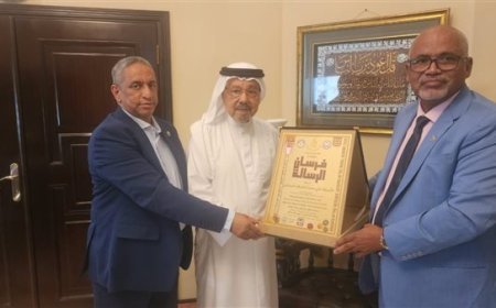 La delegación de la Fundación Mensaje de Paz Mundial entrega al pensador Ali Mohamed Al-Shorafa el escudo de honor de la Fundación Caballeros de la Paz en Jordania, en reconocimiento a su trayectoria y esfuerzos por difundir los valores de la paz