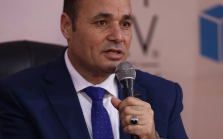 Muhammad Fathi Al-Sharif repasa las ideas más destacadas del libro «La paz crea la coexistencia: Un enfoque intelectual en el proyecto de los Honorables Al-Hammadi» en la Feria del Libro de Zayed