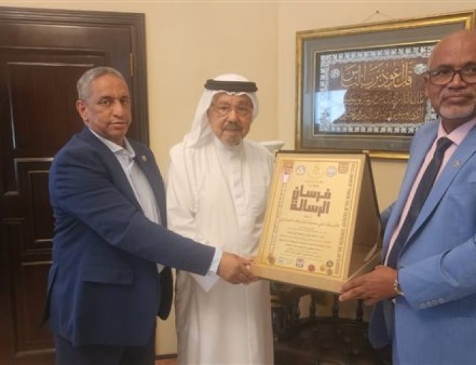 La delegación de la Fundación Mensaje de Paz Mundial entrega al pensador Ali Mohamed Al-Shorafa el escudo de honor de la Fundación Caballeros de la Paz en Jordania, en reconocimiento a su trayectoria y esfuerzos por difundir los valores de la paz