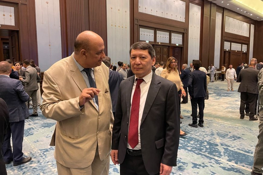 El presidente del Consejo de Administración de la Fundación "Mensaje de Paz" en El Cairo se reúne con el embajador de Singapur en El Cairo y presenta la visión de la fundación para difundir los valores de paz, justicia y misericordia