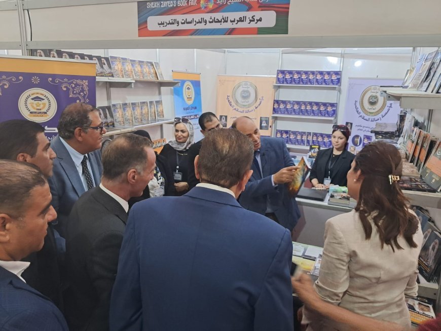 "El pabellón de la Fundación Mensaje de la Paz Mundial recibe a líderes ejecutivos y figuras públicas en la inauguración de la Feria del Libro de Sheikh Zayed y les obsequia varias publicaciones de la fundación."