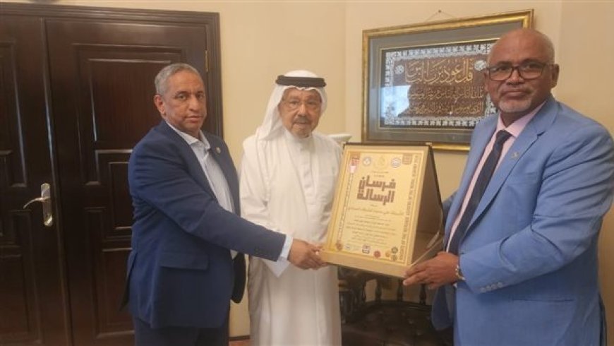 La delegación de la Fundación Mensaje de Paz Mundial entrega al pensador Ali Mohamed Al-Shorafa el escudo de honor de la Fundación Caballeros de la Paz en Jordania, en reconocimiento a su trayectoria y esfuerzos por difundir los valores de la paz