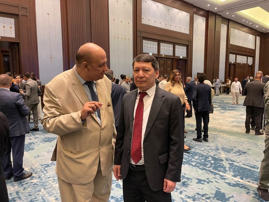 El presidente del Consejo de Administración de la Fundación "Mensaje de Paz" en El Cairo se reúne con el embajador de Singapur en El Cairo y presenta la visión de la fundación para difundir los valores de paz, justicia y misericordia