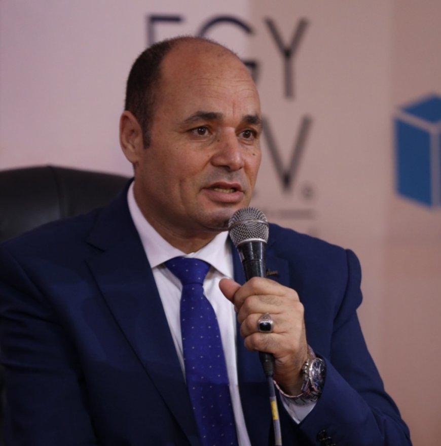 Muhammad Fathi Al-Sharif repasa las ideas más destacadas del libro «La paz crea la coexistencia: Un enfoque intelectual en el proyecto de los Honorables Al-Hammadi» en la Feria del Libro de Zayed
